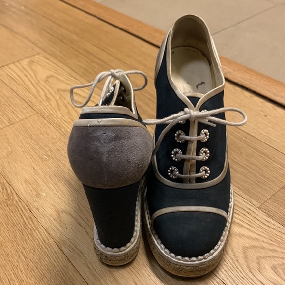 Chanel platform shoe. One CC missing on the left side, overall great condition. - Picture 4 of 4